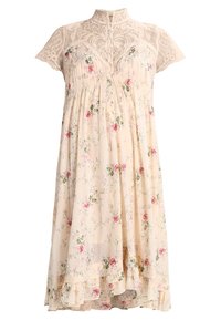 Květinové šaty v krémové barvě s růžovými a zelenými květinovými vzory, krajkovými krátkými rukávy, vysokým výstřihem, skládaným živůtkem a vrstveným volánkovým lemem.