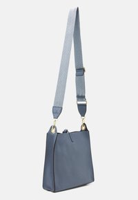 Borsa a tracolla in pelle blu con finitura testurizzata, dotata di una tracolla rimovibile azzurro chiaro e dettagli in hardware dorato.
