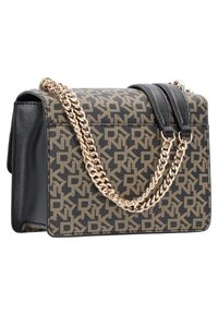 Bolso de mano rectangular marrón y negro de diseño, con un patrón de monograma repetido, detalles en cuero negro y cadena dorada.