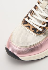 Sneaker mit metallisch roségoldener Zehenkappe, oberem Teil aus beige und Leopardenmuster, weißen Schnürsenkeln und strukturiertem Stoff für zusätzliche Details.
