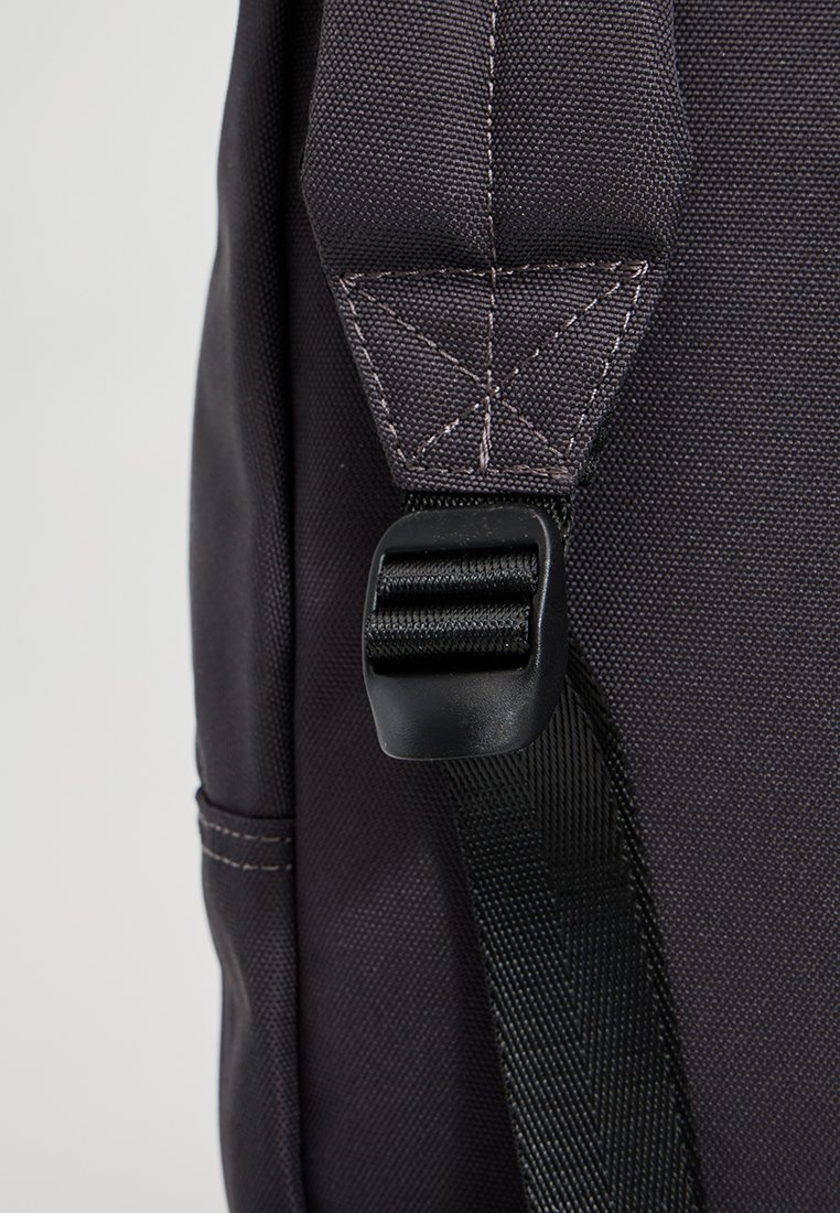 Cintura nera in nylon con una fibbia in plastica, caratterizzata da cuciture visibili e una superficie testurizzata. La cintura è regolabile per una vestibilità ottimale.