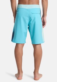 Ανδρικά μαγιό σε ανοιχτό μπλε ύφασμα με λεία υφή, με αντίθετη πιο σκούρα μπλε πλαϊνή λεπτομέρεια και πίσω τσέπη.