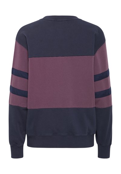 Pulover din material moale, în culorile bleumarin și vișiniu, având un design color-block orizontal și accente stripe pe mâneci. Fabrică texturată.