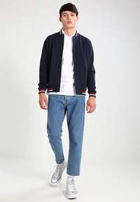 Urban Classics Polokošeľa - white/navy/firered