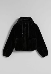 Felpa corta nera realizzata in morbido pellicciotto sintetico, caratterizzata da un cappuccio con cordino, chiusura a zip, polsini elasticizzati e tasche.