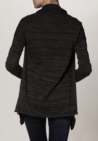 Svart och mörkgrå randig cardigan med krage, långa ärmar och asymmetrisk fåll, tillverkad av ett mjukt, texturerat tyg.