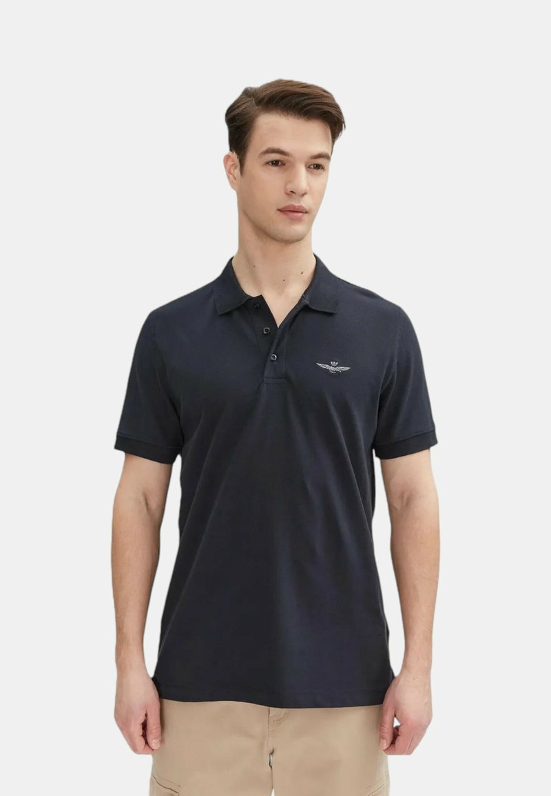 Polo shirt blu navy realizzato in cotone, con colletto a tre bottoni e logo ricamato sul lato sinistro del petto. Maniche corte e vestibilità regolare.