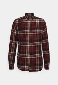 Chemise à manches longues à carreaux rouges et noirs avec un col à bouton et une poche poitrine simple ; tissu doux avec un motif à carreaux.