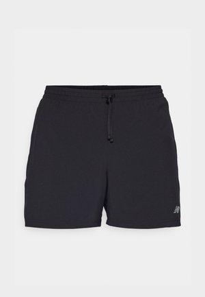 Pantalones cortos deportivos negros hechos de tela ligera. Cuenta con una cinturilla elástica con cordón, bolsillos laterales y un pequeño acento de logo.