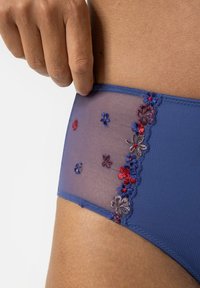 Modré spodní prádlo s průhlednou panelem zdobeném květinovou výšivkou v červených, modrých a fialových odstínech. Měkká textura a elastický pas.