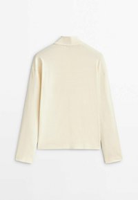 Maglione a collo alto con maniche lunghe, di colore crema, steso piatto, mostrando il retro con una semplice e liscia trama a maglia.