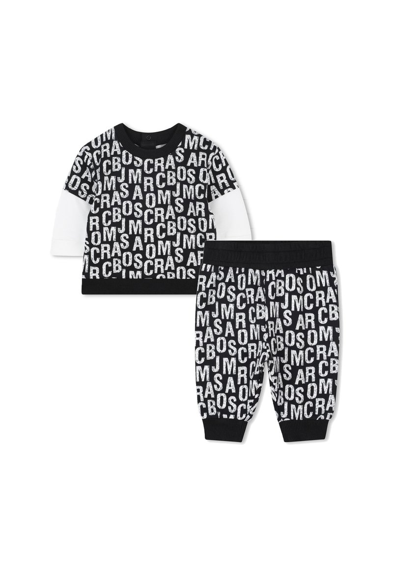 Completo in cotone composto da una maglietta a maniche lunghe bianca e nera con scritte in bold e pantaloni coordinati, entrambi con polsini e vita a costine.