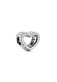 Charm plateado en forma de corazón con textura de cuentas y diseño abierto, que muestra un intrincado detalle y un acabado interior suave.