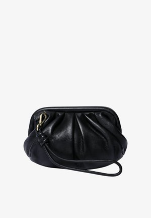 Zwarte leren clutchtas met een geplooid ontwerp, voorzien van een gouden sluiting en een gestructureerd oppervlak. Inclusief een afneembare polsband.