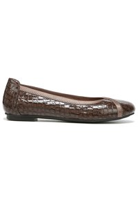 Ballerines en simili cuir marron avec un motif crocodile texturé, une doublure douce et un embout fin avec une bande contrastante.