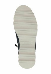 Chaussure bleu foncé avec un dessus en tissu texturé, présentant une semelle en caoutchouc blanc avec des rainures horizontales et un marquage en relief "CAPRICE".