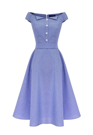 Niebieska sukienka midi z odkrytymi ramionami, zapinana na guziki z przodu, dopasowana w talii i rozszerzana ku dołowi.