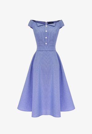 Niebieska sukienka midi z odkrytymi ramionami, zapinana na guziki z przodu, dopasowana w talii i rozszerzana ku dołowi.