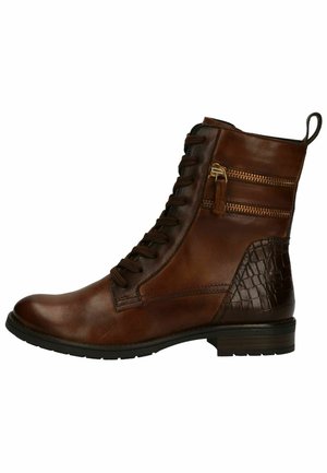 Bottines en cuir marron avec un motif crocodile texturé sur le talon, dotées de lacets et de deux zippers décoratifs sur les côtés.