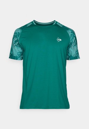 Tirkīza krāsas sporta krekls ar īsām piedurknēm. Iezīmēts ar struktūru grafisku rakstu uz piedurknēm, apaļu kakla izgriezumu un logotipu uz krūts.