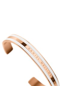 Rožinio aukso apyrankė su balto emalio juostele ir įspaudu "DANIEL WELLINGTON." Lygus paviršius su blizgančiu apdaila.