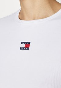 Tommy Jeans BADGE - T-Shirt basic - white