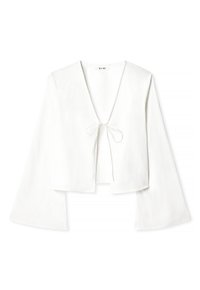 Blouse blanche courte avec un col en V, manches longues évasées et fermeture à nouer à l'avant. Tissu lisse avec une texture légère.