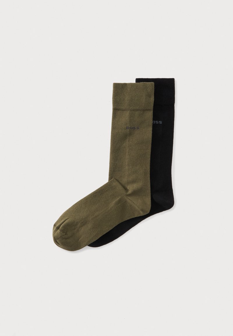 Deux paires de chaussettes mi-mollet, une kaki et une noire, posées à plat avec la marque "BOSS" près du haut.