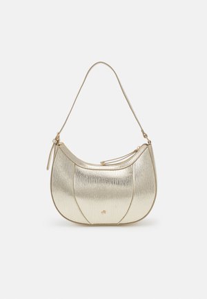 Kleine halvemaanvormige metallic gouden handtas met een textuur aan het oppervlak, een enkele schouderriem en een ritssluiting aan de bovenkant, op een witte achtergrond.