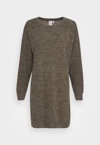 Abito lavorato a maglia verde oliva, con scollatura tonda, maniche lunghe e vestibilità ampia. Il tessuto presenta una morbida consistenza con un sottile motivo melangiato.