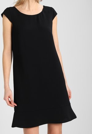 Vestito nero a maniche corte con scollatura rotonda, orlo svasato e texture di tessuto liscia. Design minimalista senza pattern o accenti visibili.