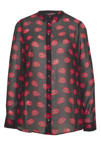 Gennemsigtig sort bluse med et mønster af røde læber. Inkluderer en knap-til-kolaf og detaljerede knapper langs fronten. Lange ærmer.