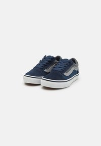 Zapatillas de ante azul marino con detalles en gris y suela de goma blanca. Presentan un diseño clásico de cordones y un detalle del logo en el lateral.