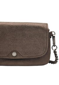 Pochette en suède marron avec fermeture à rabat et bouton-pression. Équipée d'une bandoulière tressée et de quincaillerie en métal. Texture lisse.