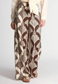 Pantaloni a gamba larga marrone e crema con motivo a foglia, realizzati in tessuto leggero e dotati di una cintura elastica per il massimo comfort.