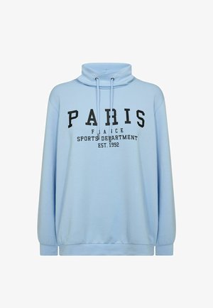 Felpa color azzurro chiaro con collo alto, con testo nero che recita "PARIS FRANCE SPORTS DEPARTMENT EST. 1992." Tessuto morbido.