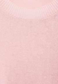 Hellrosa gestrickter Stoff mit glatter Textur und ribbeltem Halsausschnitt. Fokus auf dem gleichmäßigen Muster und dem weichen Aussehen.