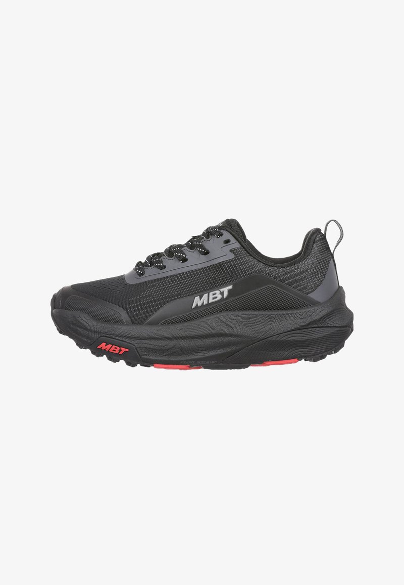 Chaussure de sport MBT noire avec semelle épaisse, dessus en mesh, fermeture à lacets à l'avant, et accents rouges sur la semelle, vue de profil.