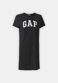 Černé bavlněné šaty ve stylu trička s krátkými rukávy, s bílým potiskem "GAP" na hrudi v tučných, blokových písmenech. Jednoduchý design.