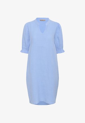 Jasnoniebieska sukienka wykonana z teksturowanej tkaniny, z dekoltem w serek i krótkimi bufiastymi rękawami z elastycznymi mankietami.