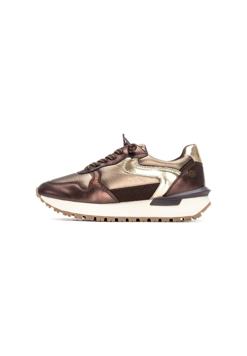 Sneaker sintetica in bronzo e oro con finitura testurizzata, punta arrotondata, linguetta imbottita e intersuola bianca; suola in gomma con pattern di trazione.
