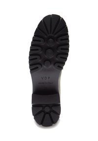 Schwarze, profilierte Sohle eines Schuhs mit kreisförmigen und linearen Grip-Mustern, in deren Mitte "VDP Made in Italy 37" eingeprägt ist.