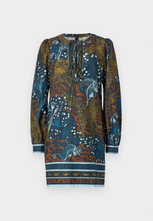 Több színű ruha kerek nyakkivágással, hosszú puffos ujjakkal, virág- és állatmintával kék, narancssárga és fehér színekben sötét háttérrel.