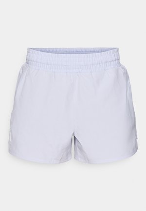 Svetlofialové šortky s elastickým pásom, vyrobené z hladkého materiálu. Obsahujú malý logo detail na boku. Ľahký dizajn.