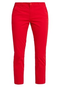 Chinos en coton rouge avec une coupe ajustée, dotés d'une fermeture à boutons sur le devant, de passants pour ceinture et de poches latérales. Texture lisse, sans motifs apparents.