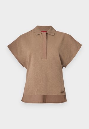 Polo marron à manches courtes avec col, patte de boutonnage avant et ourlet arrière légèrement plus long.