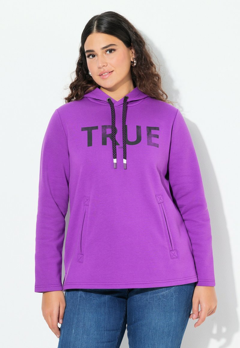 Sudadera morada con texto negro "TRUE", capucha con cordones y bolsillos laterales. Confeccionada en un tejido texturizado, presenta mangas largas y un corte relajado.