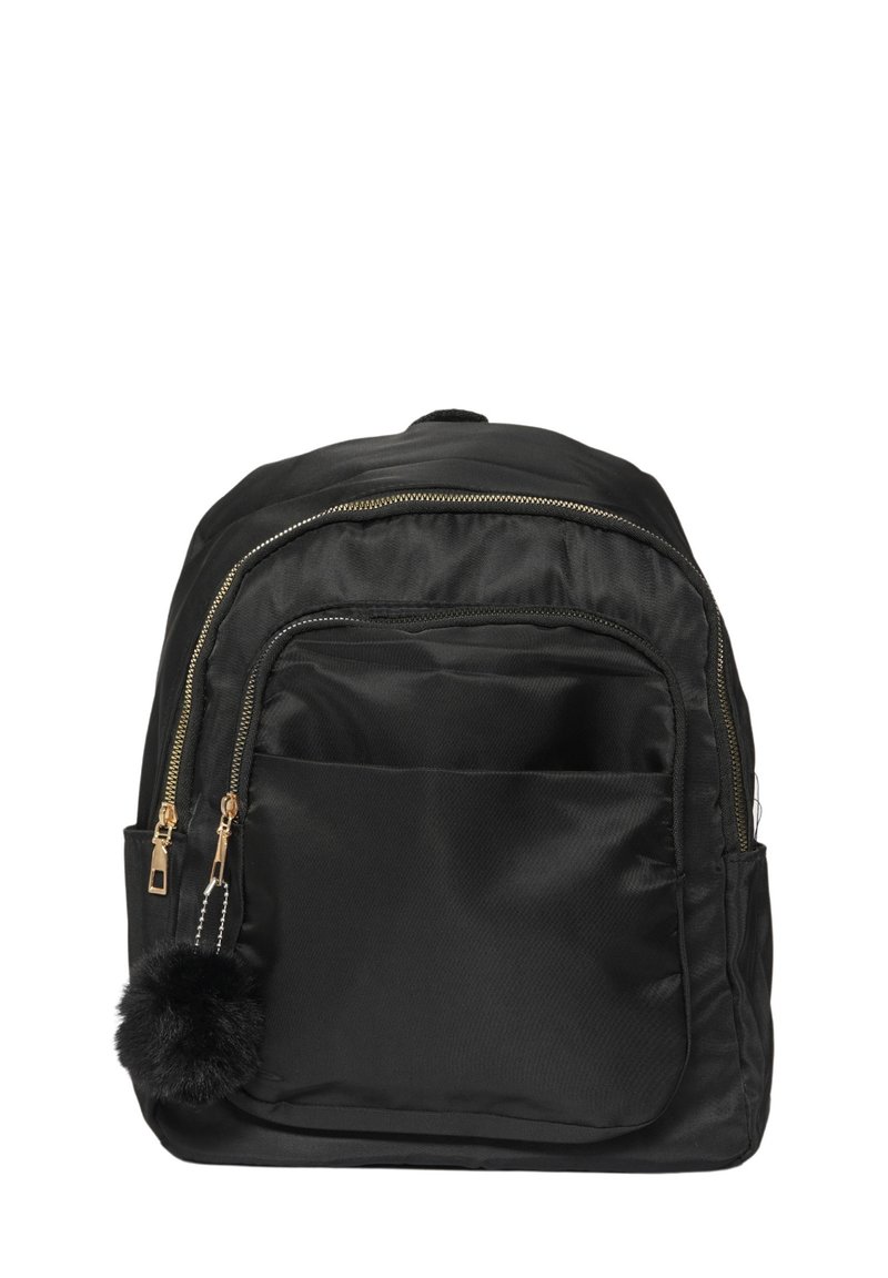 Zaino in nylon nero con due tasche frontali con zip, hardware dorato e un accento in pompon nero morbido sulla cerniera.