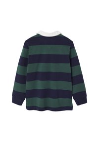 Langarm-Polohemd in Marineblau und grünen horizontalen Streifen; verfügt über einen weißen Kragen und aus weichem Baumwollmaterial mit einem lässigen Schnitt.