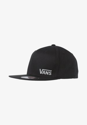 Casquette de baseball noire à visière plate avec logo "Vans" blanc brodé sur le panneau avant, vue de côté et de face.